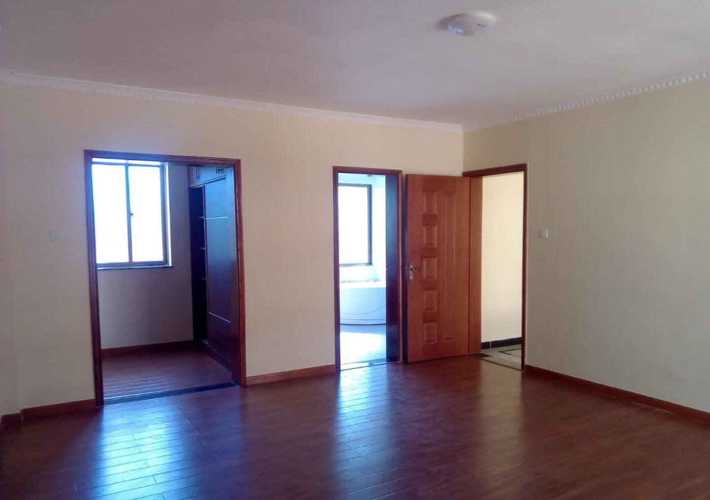 5-Ensuite Townhouse with Cooker & Oven, Private Garden - Lavington
