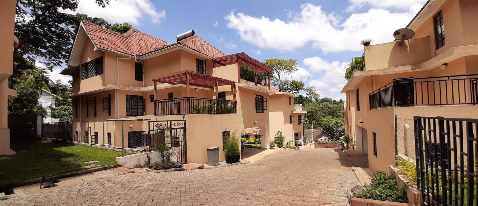 Brand New 5BR All-Ensuite Townhouse with Fireplace & Study – Kyuna