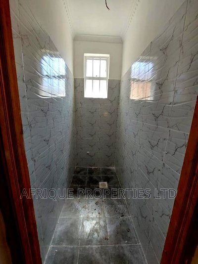 5bdrm Mansion in Membley for sale - Image 3