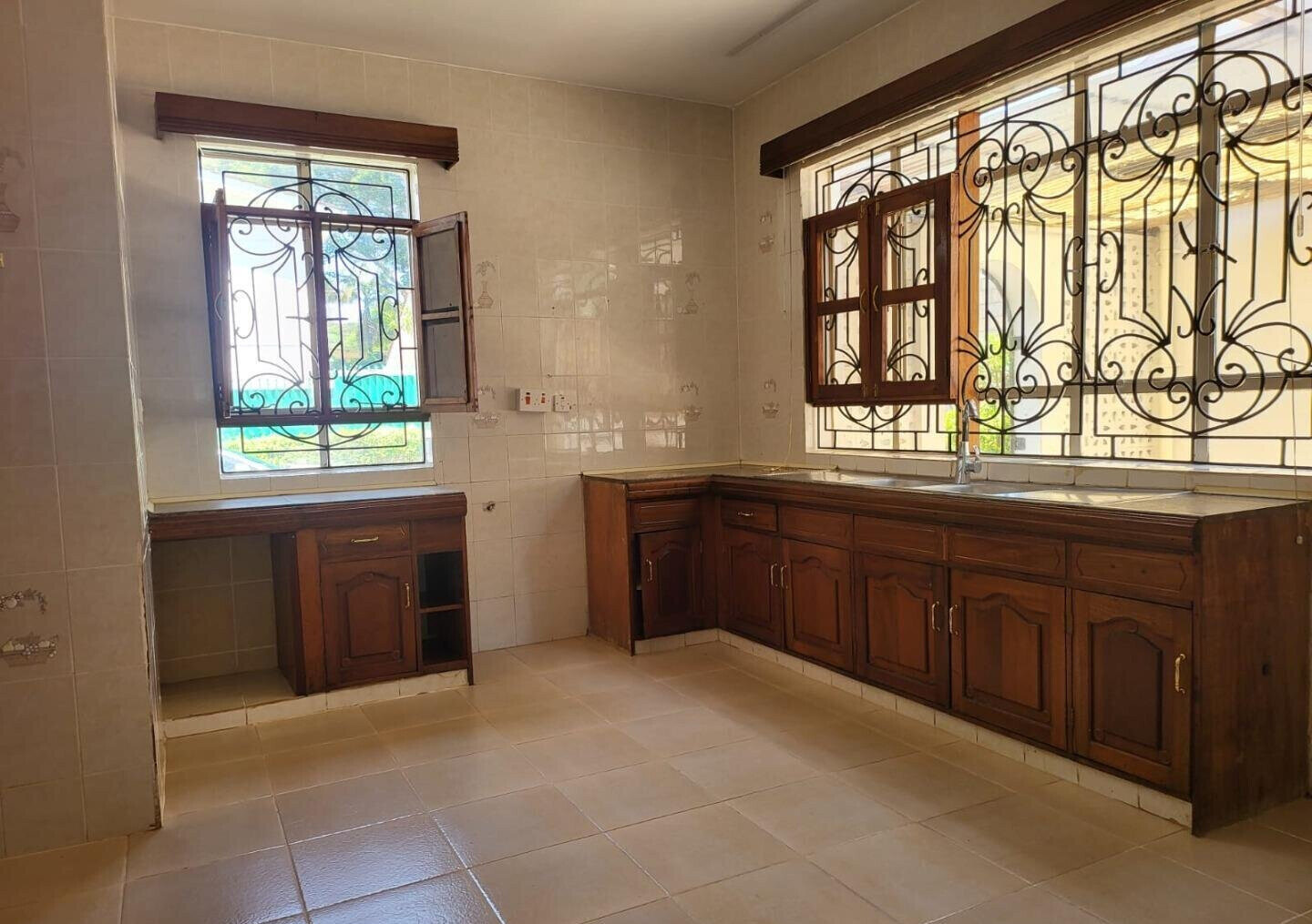 Elegant 5BR Home - Nyari
