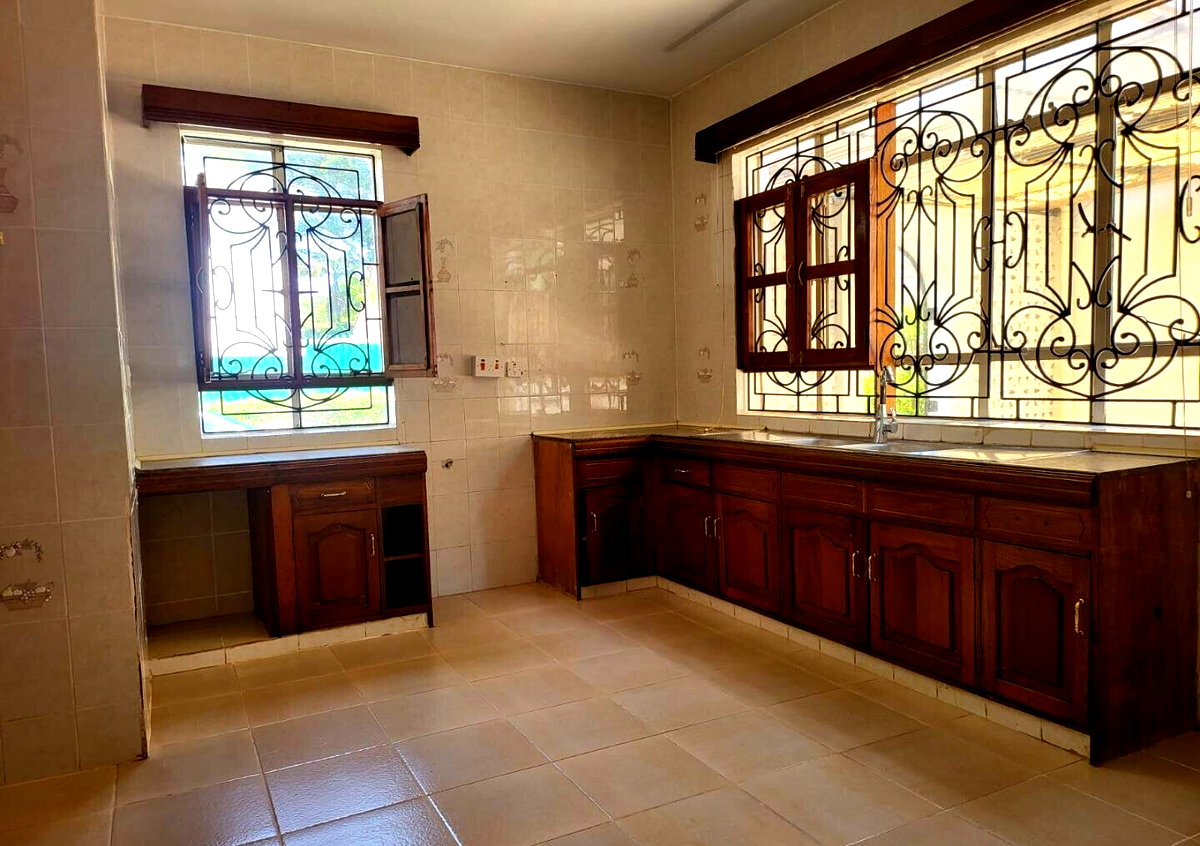 Elegant 5BR Home - Nyari