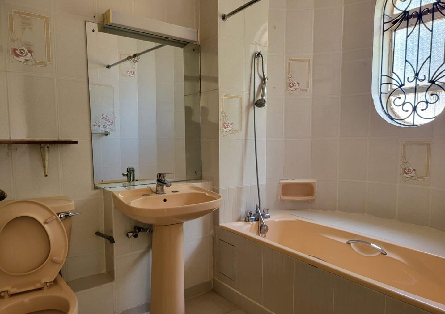 Elegant 5BR Home - Nyari