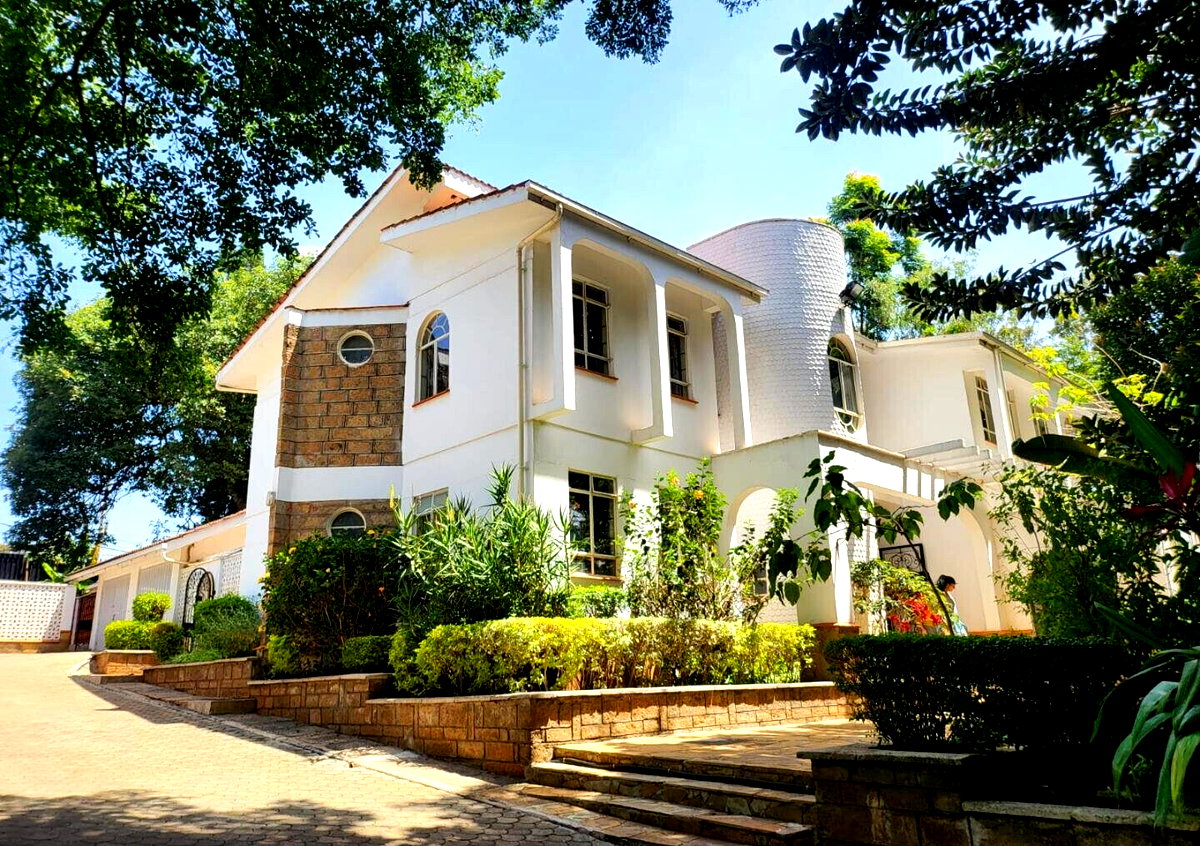 Elegant 5BR Home - Nyari
