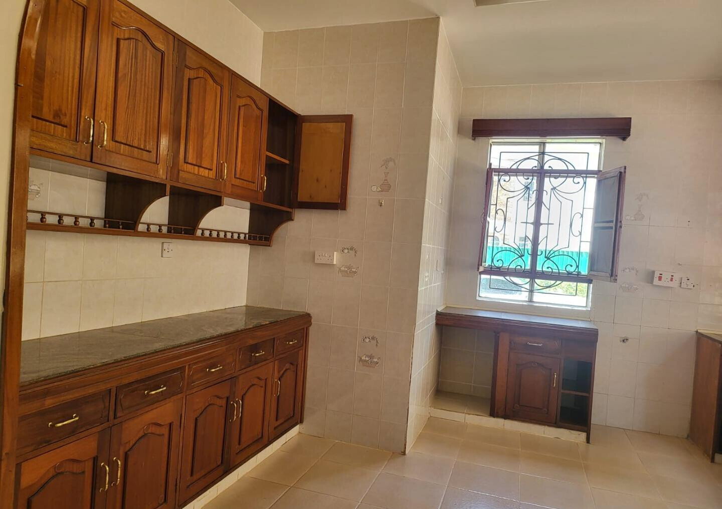 Elegant 5BR Home - Nyari
