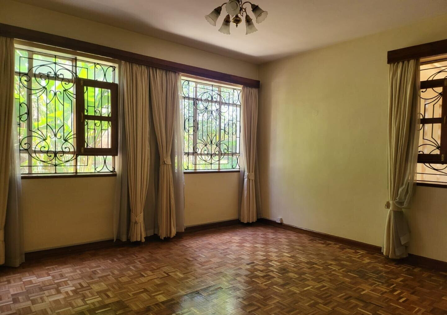 Elegant 5BR Home - Nyari