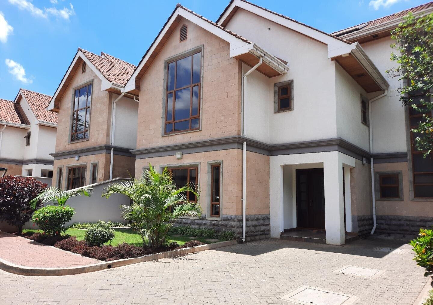 5BR All-Ensuite Townhouse with Flowered Garden & Borehole - Lavington