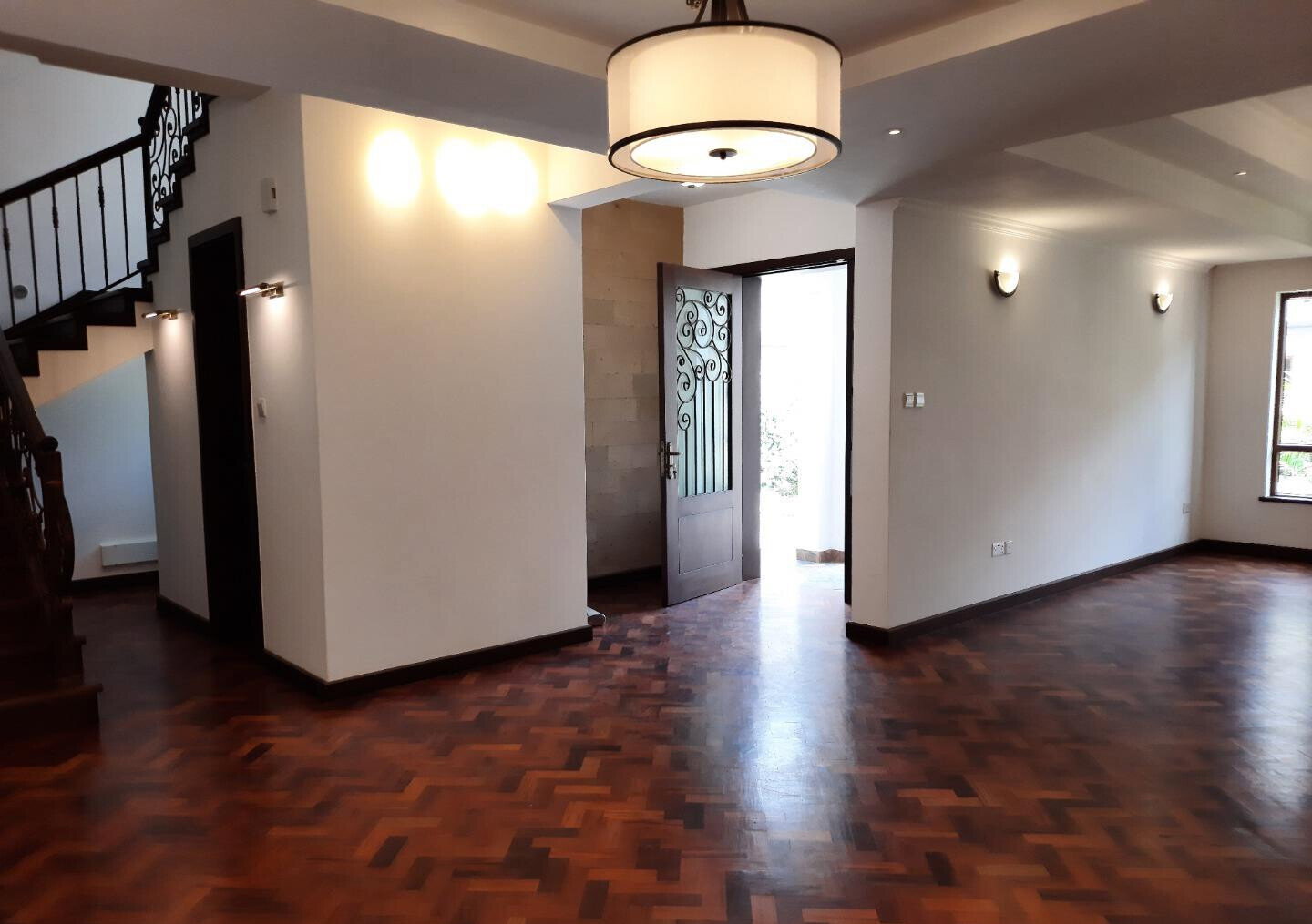 5BR All-Ensuite Townhouse with Flowered Garden & Borehole - Lavington