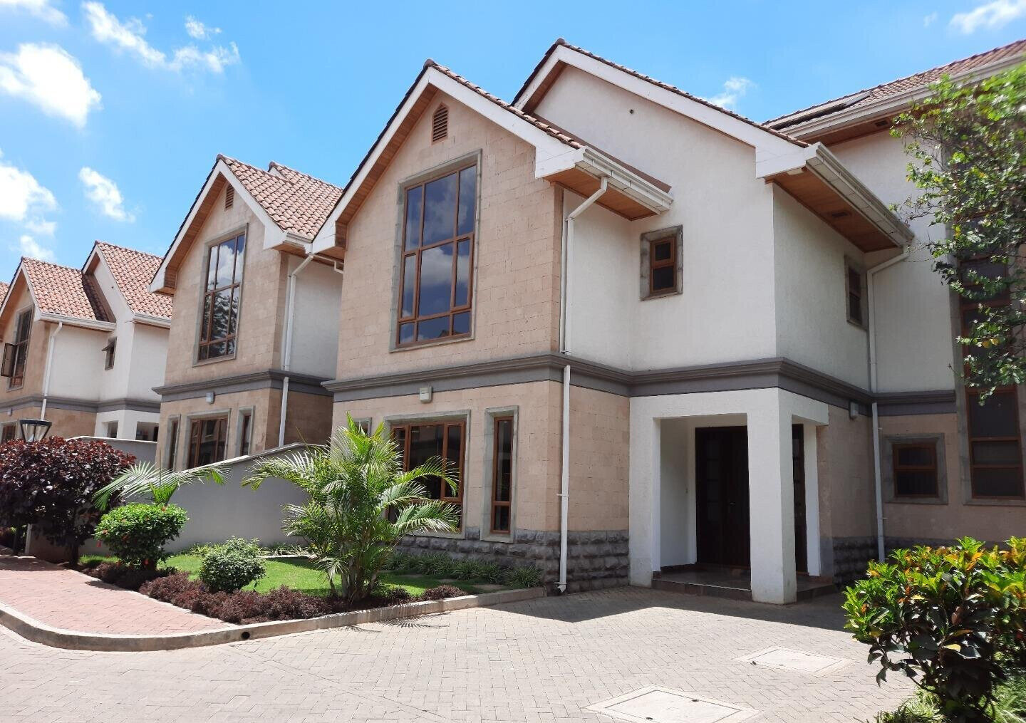 5BR All-Ensuite Townhouse with Flowered Garden & Borehole - Lavington