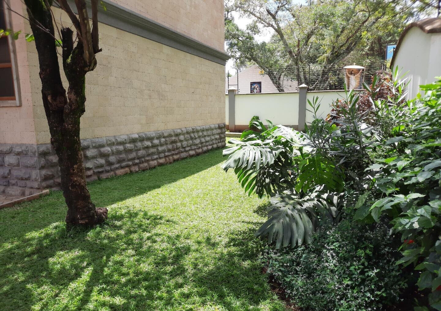 5BR All-Ensuite Townhouse with Flowered Garden & Borehole - Lavington