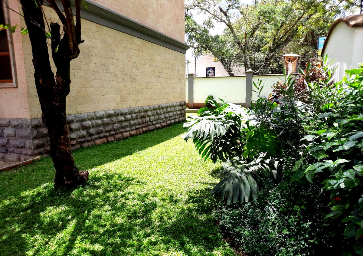 5BR All-Ensuite Townhouse with Flowered Garden & Borehole - Lavington