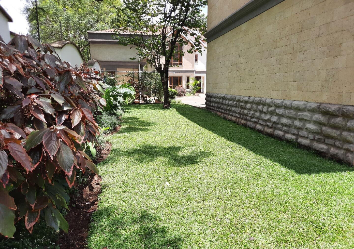5BR All-Ensuite Townhouse with Flowered Garden & Borehole - Lavington