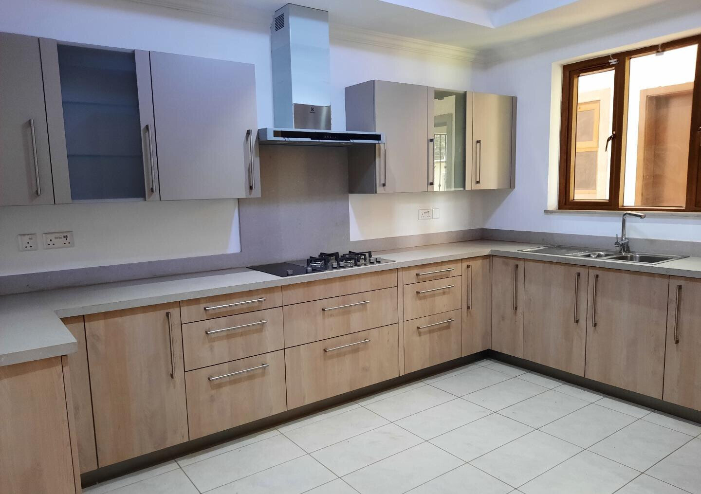 5BR All-Ensuite Townhouse with Flowered Garden & Borehole - Lavington