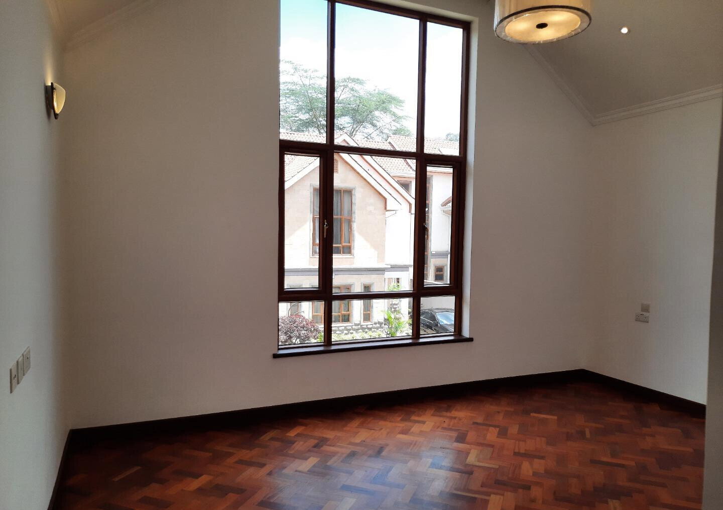 5BR All-Ensuite Townhouse with Flowered Garden & Borehole - Lavington