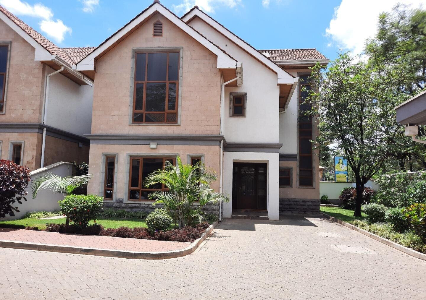 5BR All-Ensuite Townhouse with Flowered Garden & Borehole - Lavington