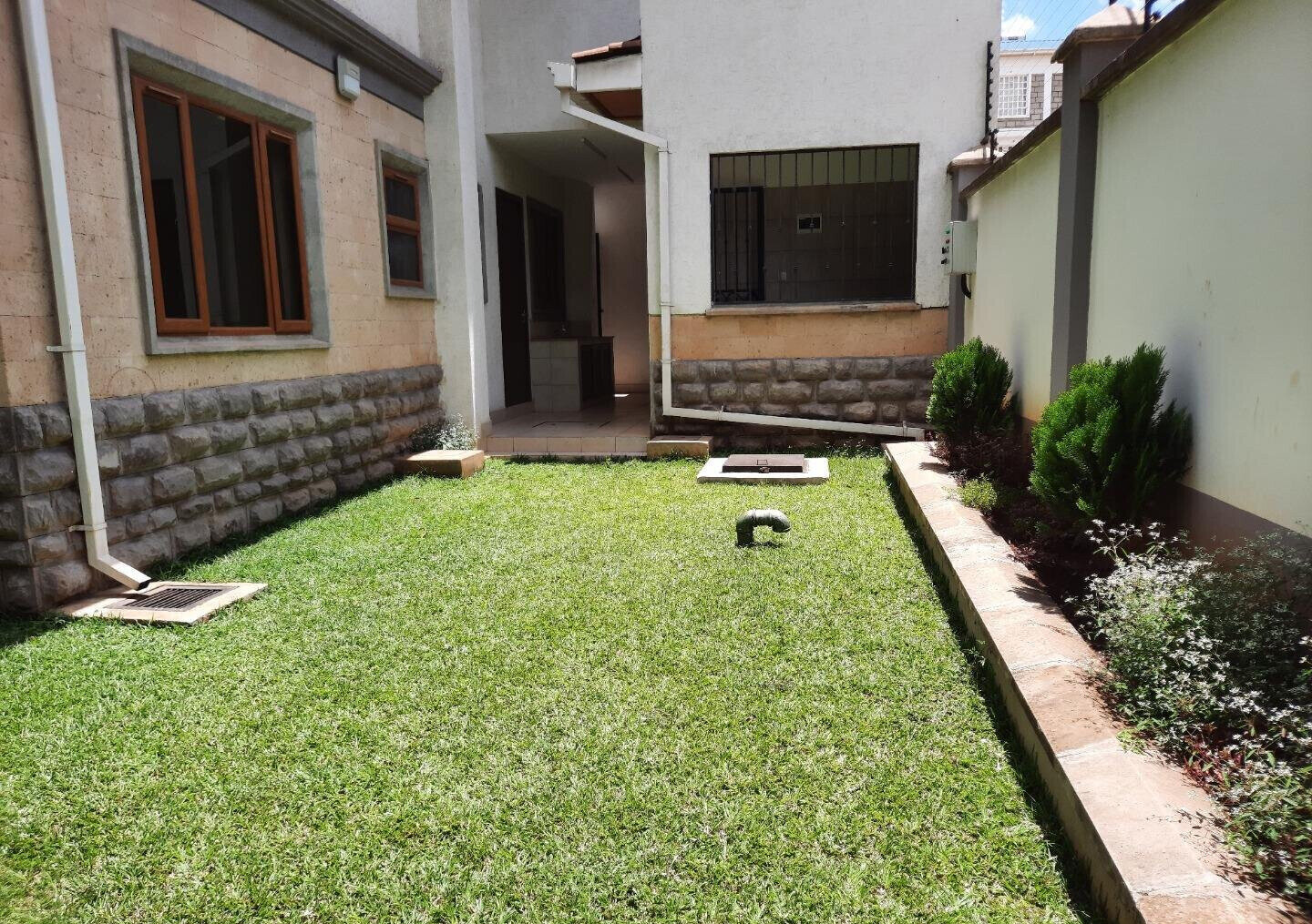 5BR All-Ensuite Townhouse with Flowered Garden & Borehole - Lavington