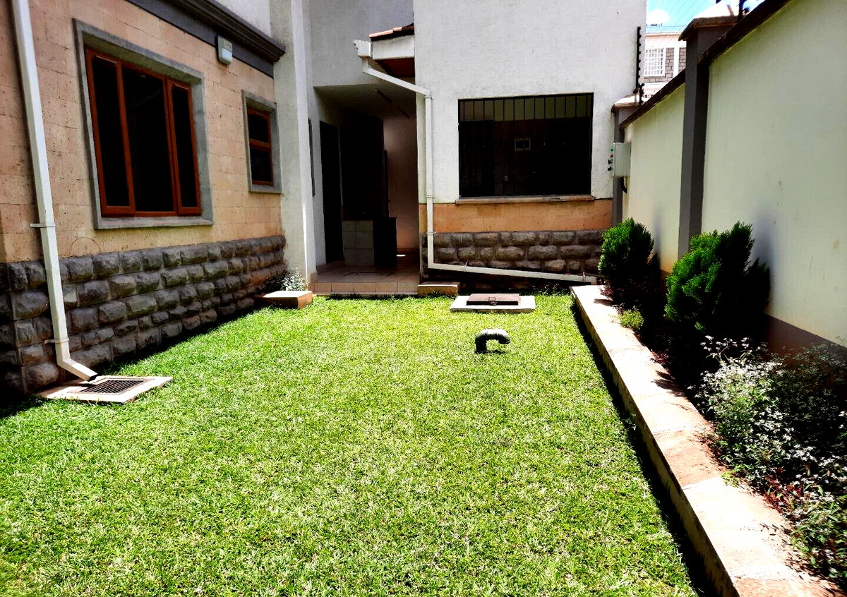 5BR All-Ensuite Townhouse with Flowered Garden & Borehole - Lavington