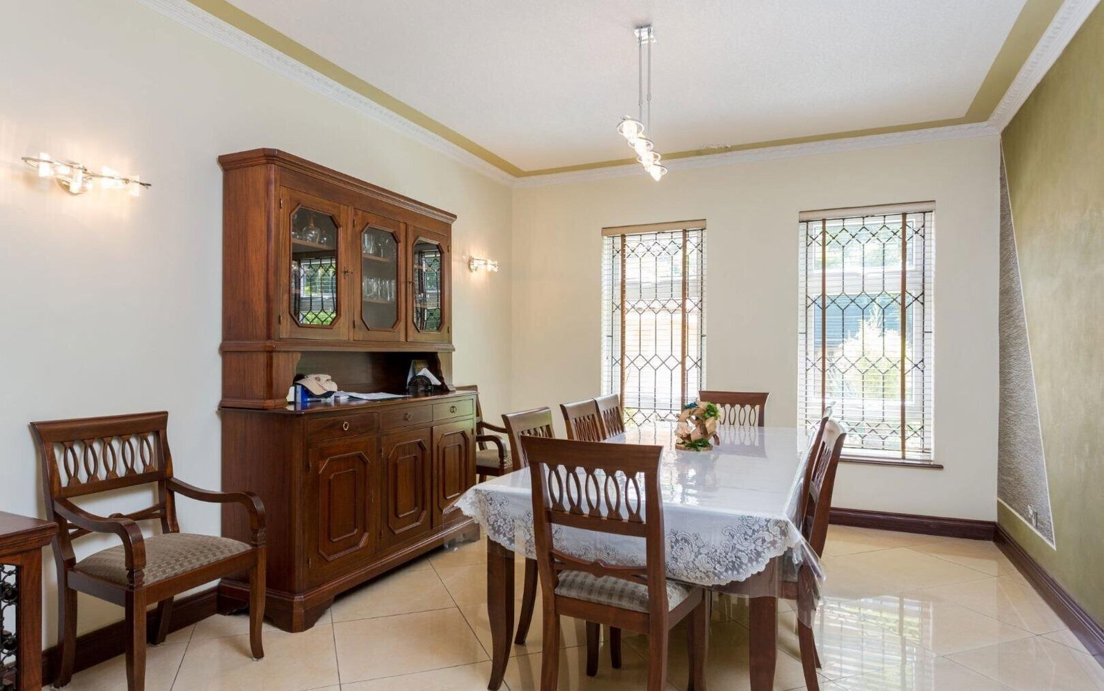 5 En-Suite Townhouse with Wooden Floors & Updated Kitchen - Kitisuru