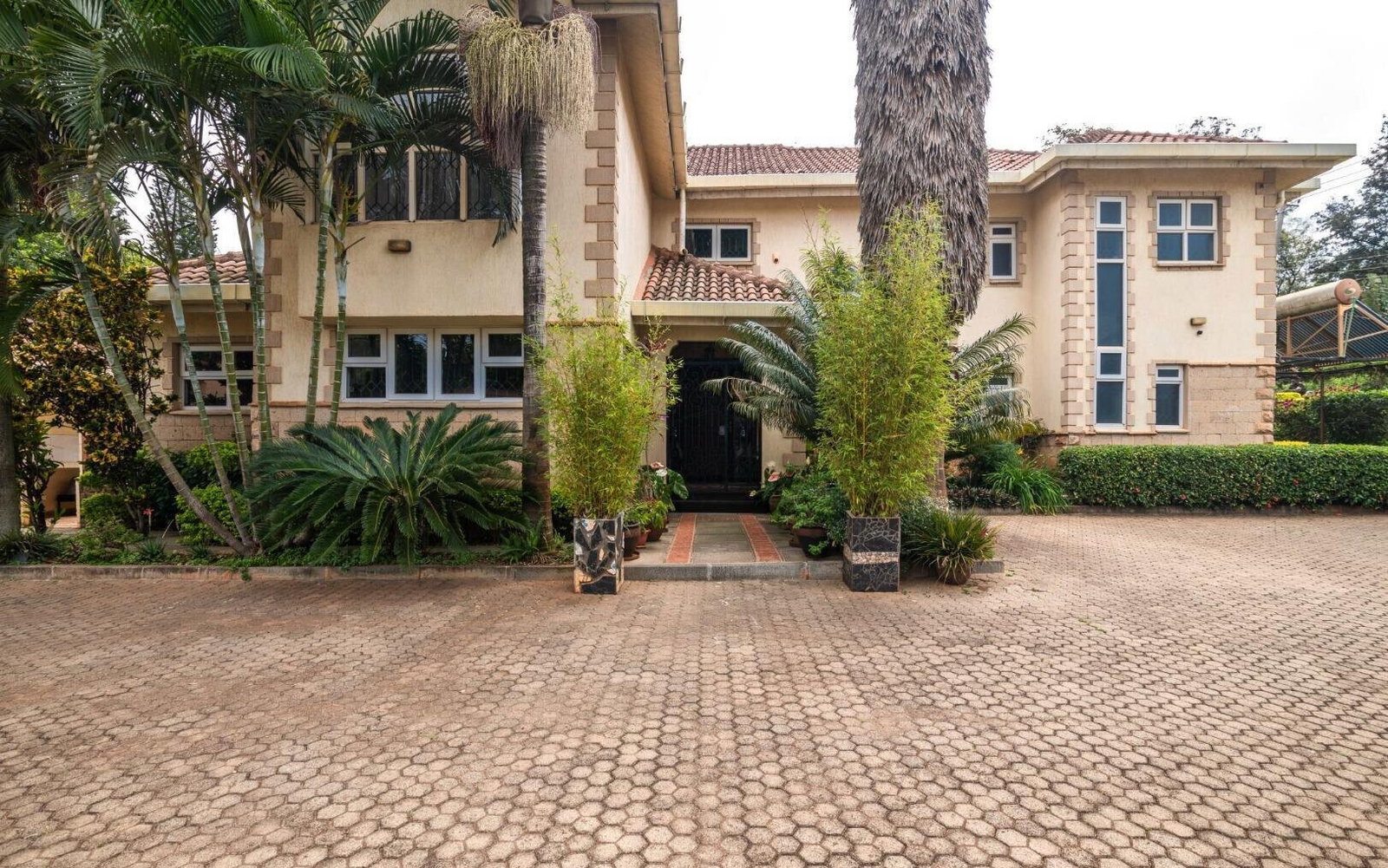 5 En-Suite Townhouse with Wooden Floors & Updated Kitchen - Kitisuru