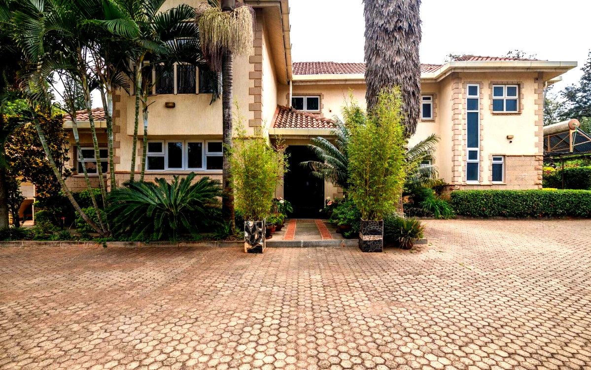 5 En-Suite Townhouse with Wooden Floors & Updated Kitchen - Kitisuru