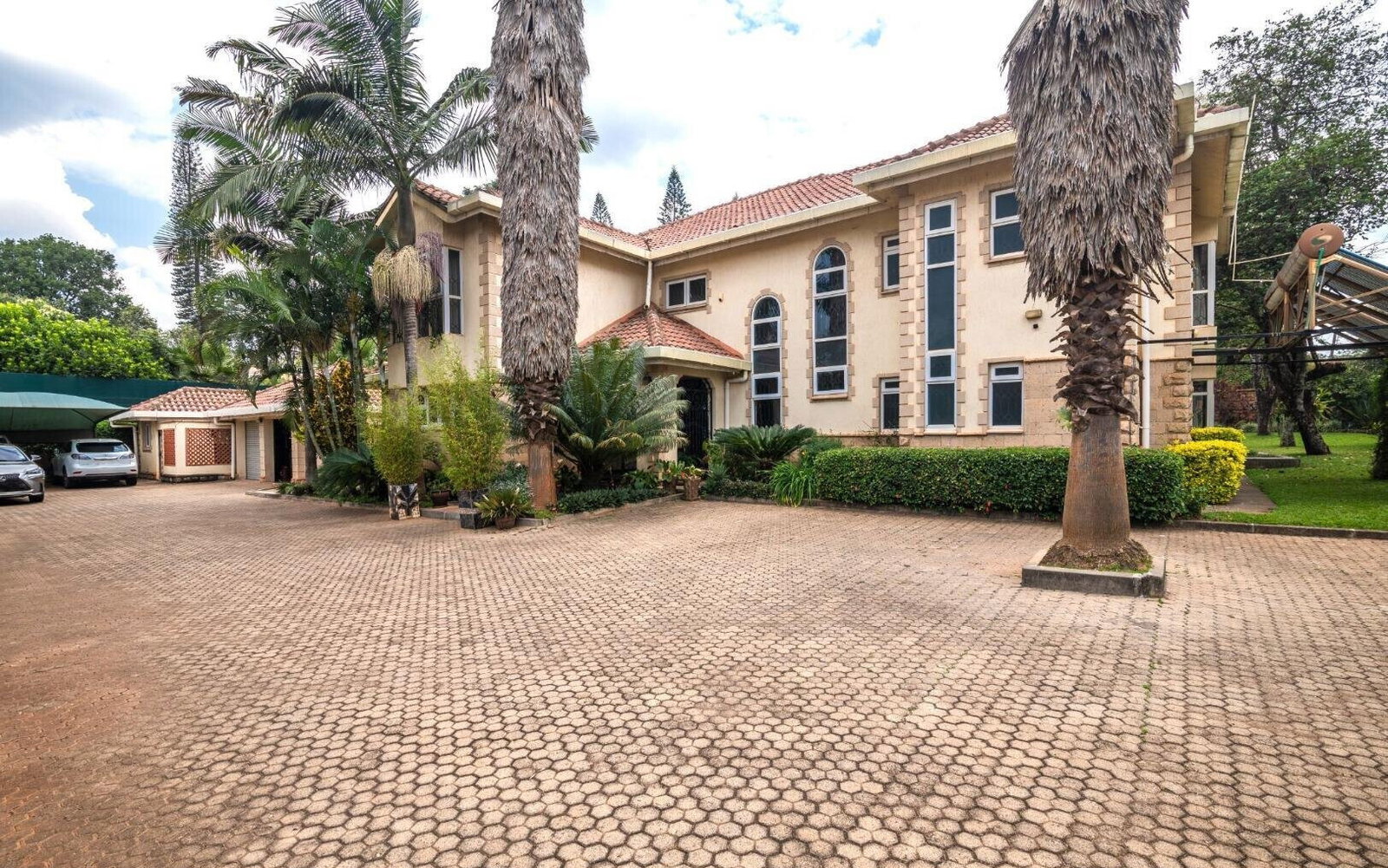 5 En-Suite Townhouse with Wooden Floors & Updated Kitchen - Kitisuru