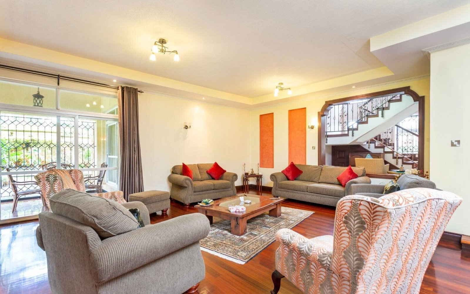 5 En-Suite Townhouse with Wooden Floors & Updated Kitchen - Kitisuru