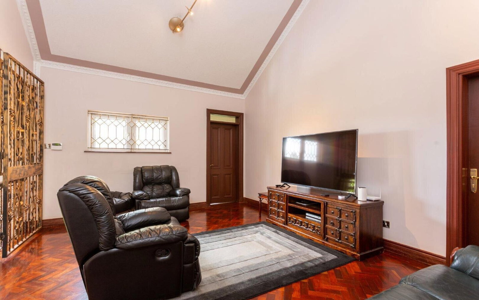 5 En-Suite Townhouse with Wooden Floors & Updated Kitchen - Kitisuru
