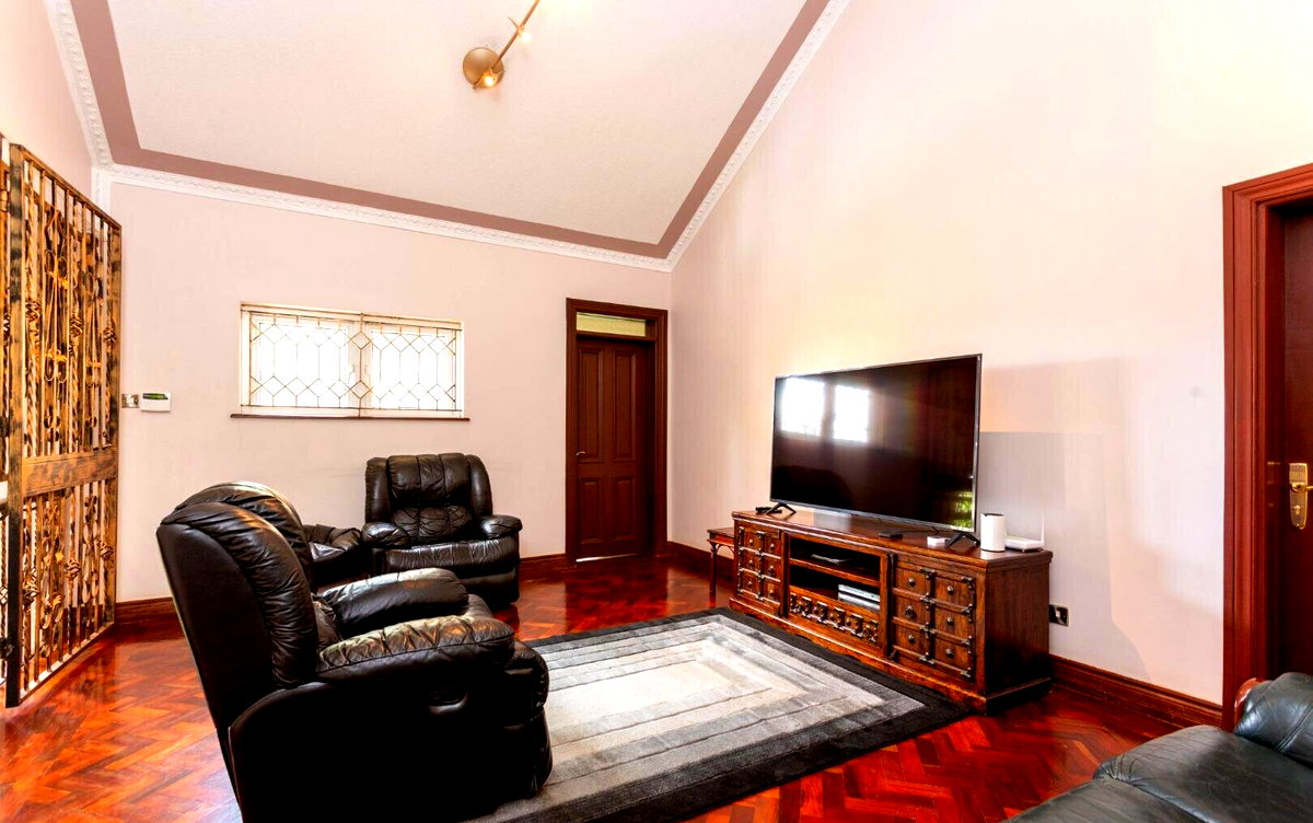 5 En-Suite Townhouse with Wooden Floors & Updated Kitchen - Kitisuru