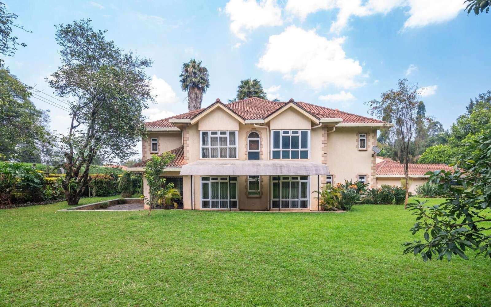 5 En-Suite Townhouse with Wooden Floors & Updated Kitchen - Kitisuru