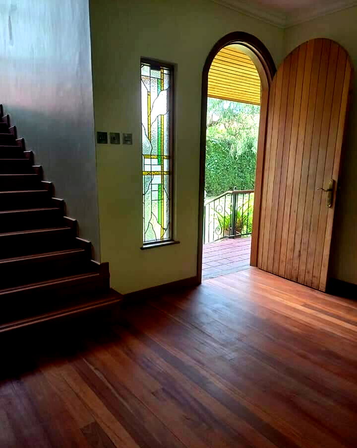 6-Bed Country House with Fireplaces & Pool – Karen