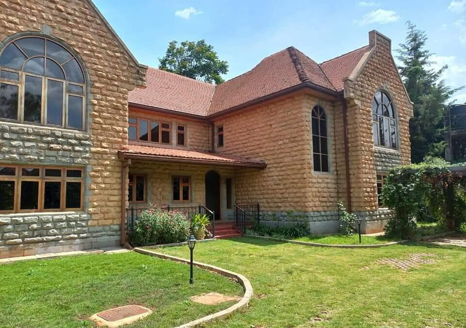 6-Bed Country House with Fireplaces & Pool – Karen