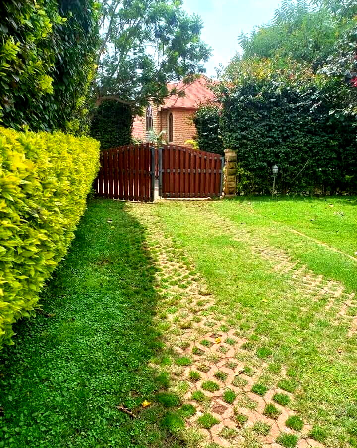 6-Bed Country House with Fireplaces & Pool – Karen