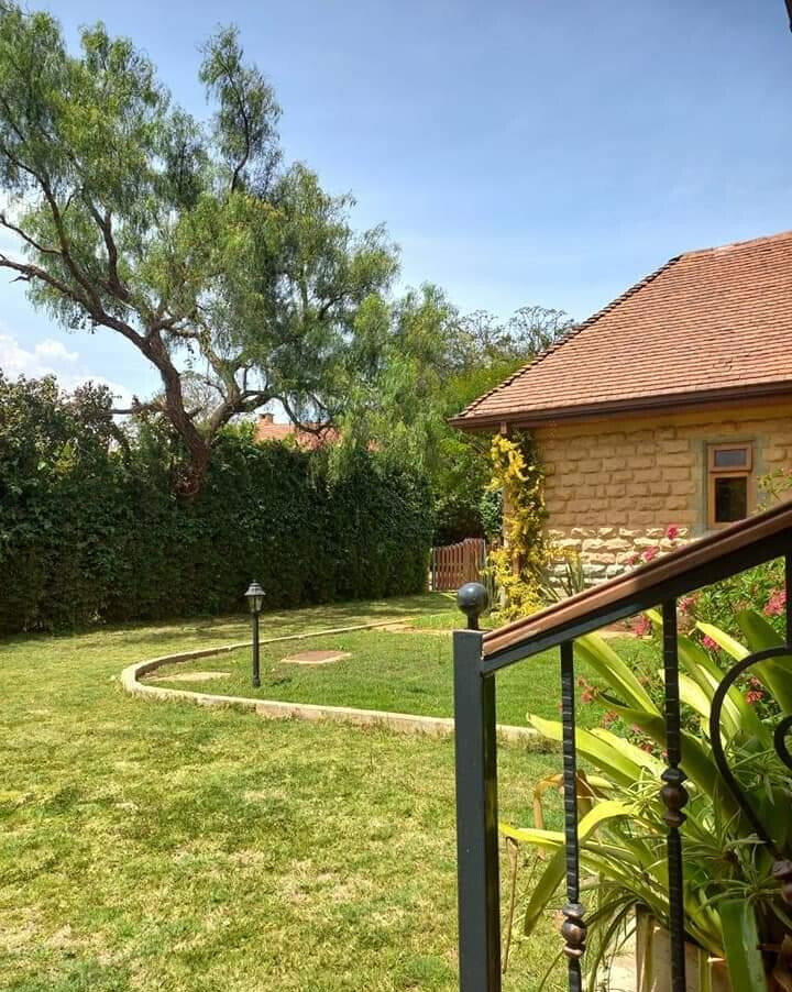 6-Bed Country House with Fireplaces & Pool – Karen