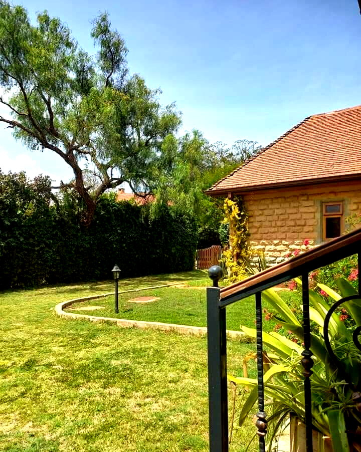 6-Bed Country House with Fireplaces & Pool – Karen