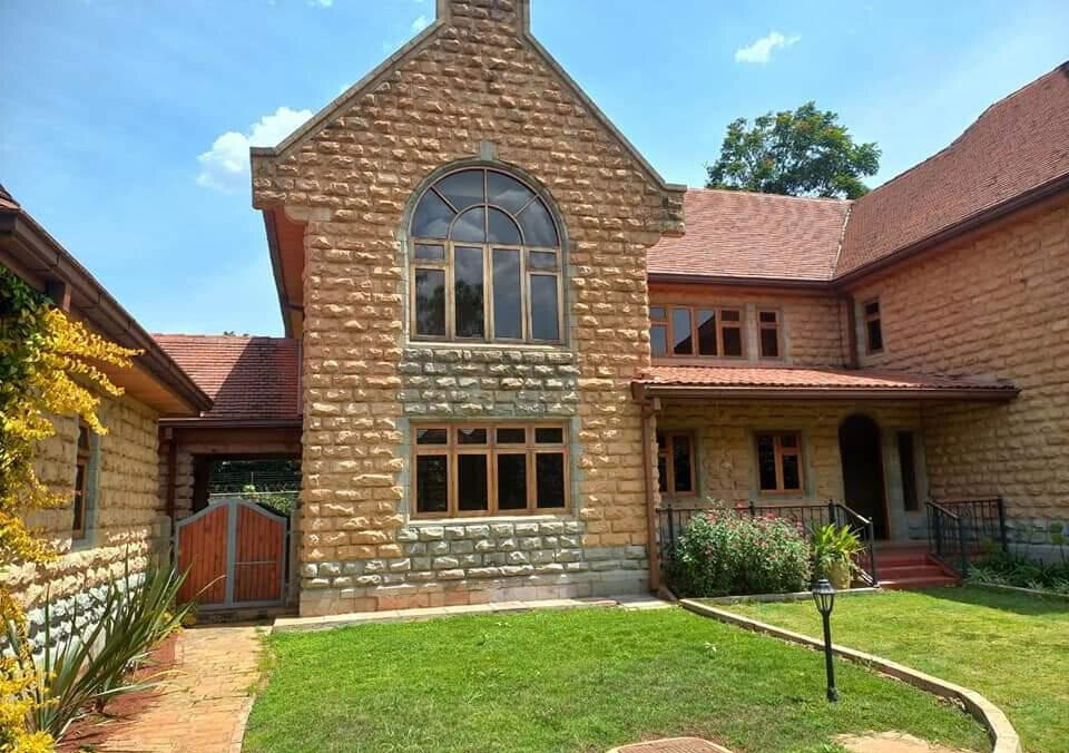 6-Bed Country House with Fireplaces & Pool – Karen