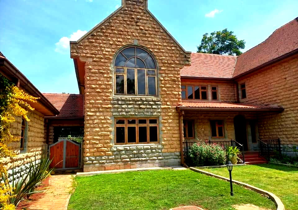 6-Bed Country House with Fireplaces & Pool – Karen