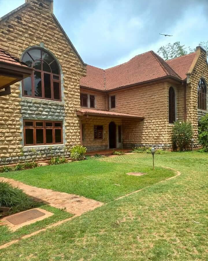 6-Bed Country House with Fireplaces & Pool – Karen