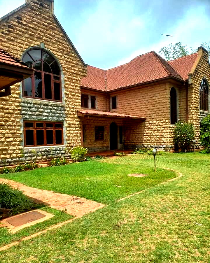 6-Bed Country House with Fireplaces & Pool – Karen