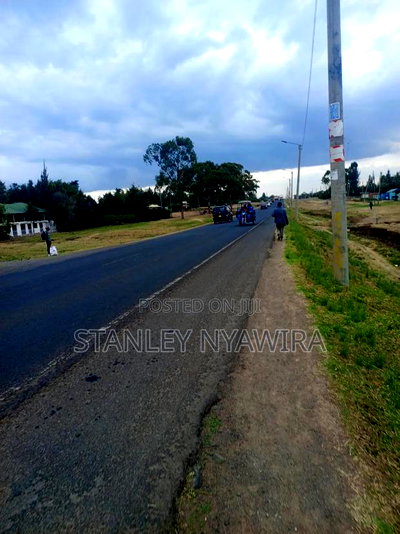 Half Acre Touching Nanyuki Nyeri Highway - Image 1