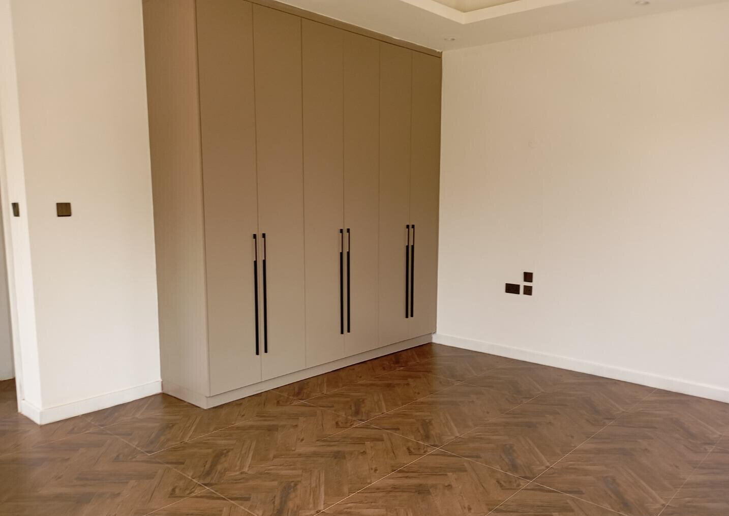 5-Ensuite Townhouse with Rooftop Terrace & Solar - Lavington