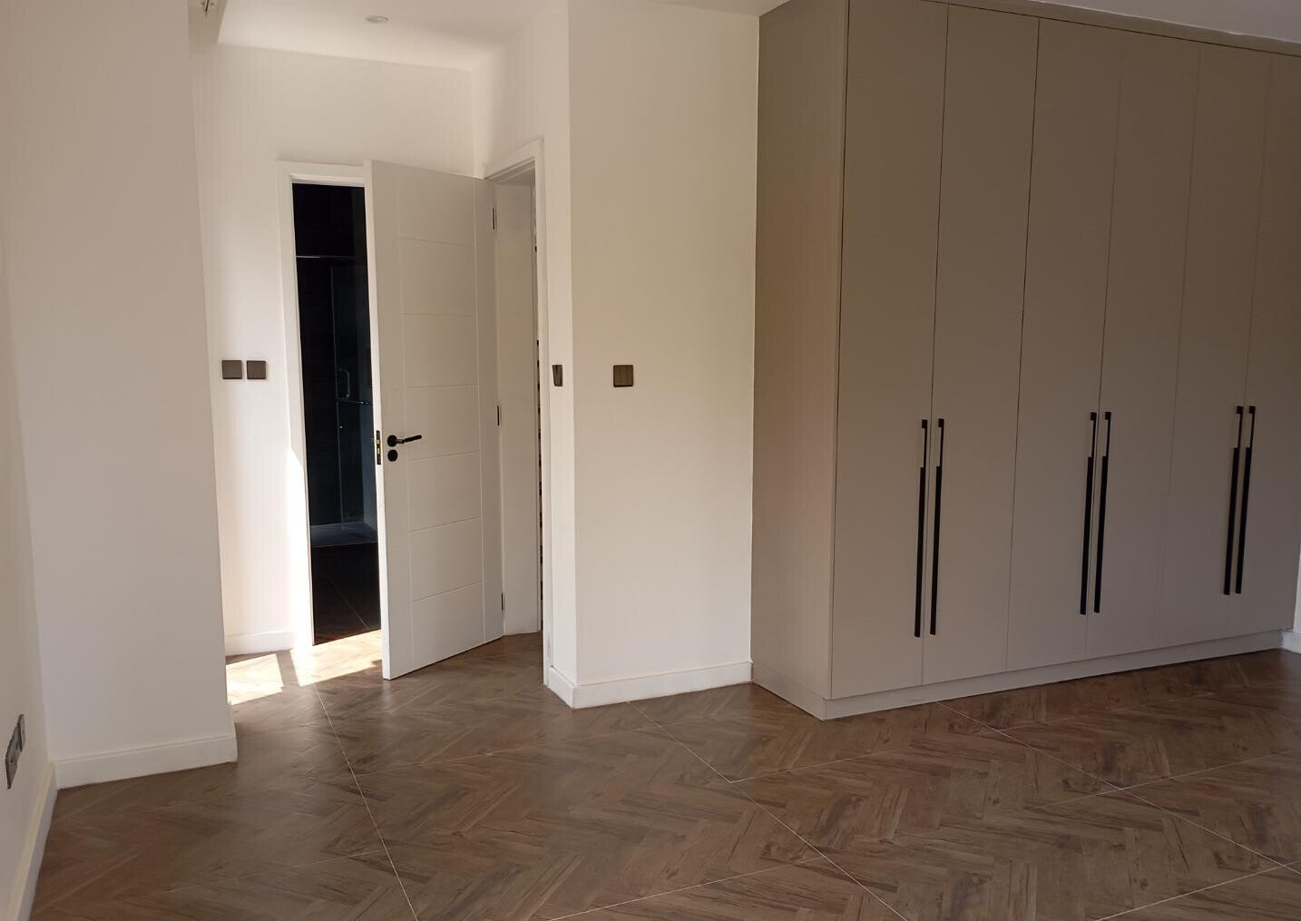 5-Ensuite Townhouse with Rooftop Terrace & Solar - Lavington