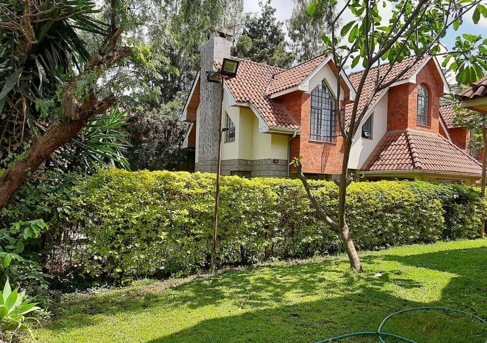 4-Ensuite Townhouse with Garden & DSQ in Lavington Court