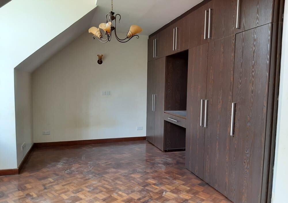 4-Ensuite Townhouse with Garden & DSQ in Lavington Court
