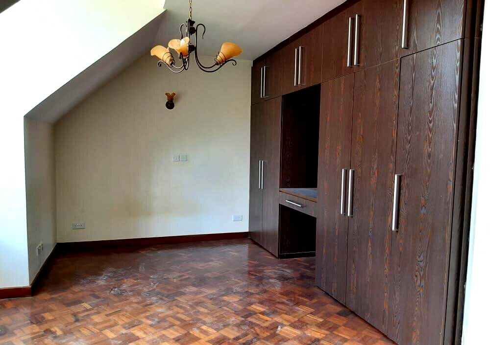 4-Ensuite Townhouse with Garden & DSQ in Lavington Court