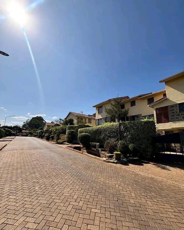 4BR Townhouse with Sunken Living Room & DSQ - Loresho