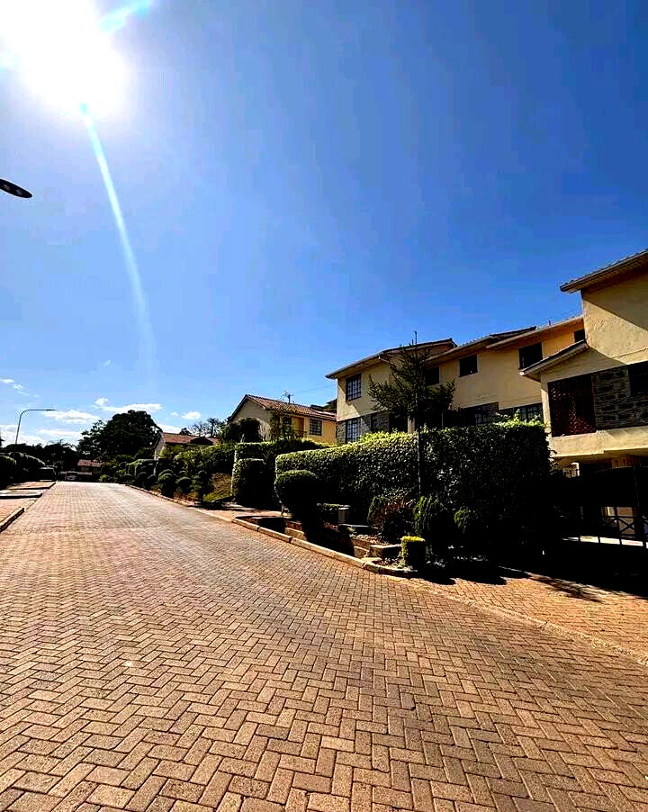 4BR Townhouse with Sunken Living Room & DSQ - Loresho