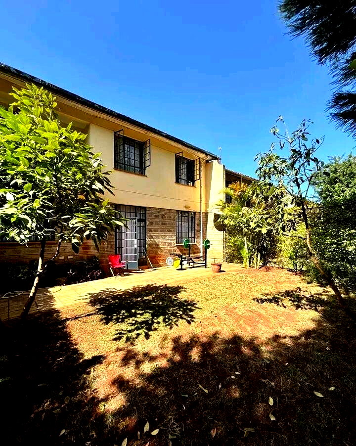 4BR Townhouse with Sunken Living Room & DSQ - Loresho
