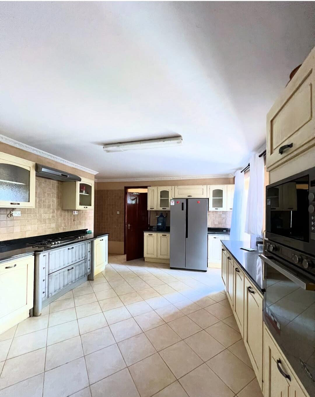 Wooden-Floor 5-Ensuite Townhouse with Fireplace & Garden - Lavington