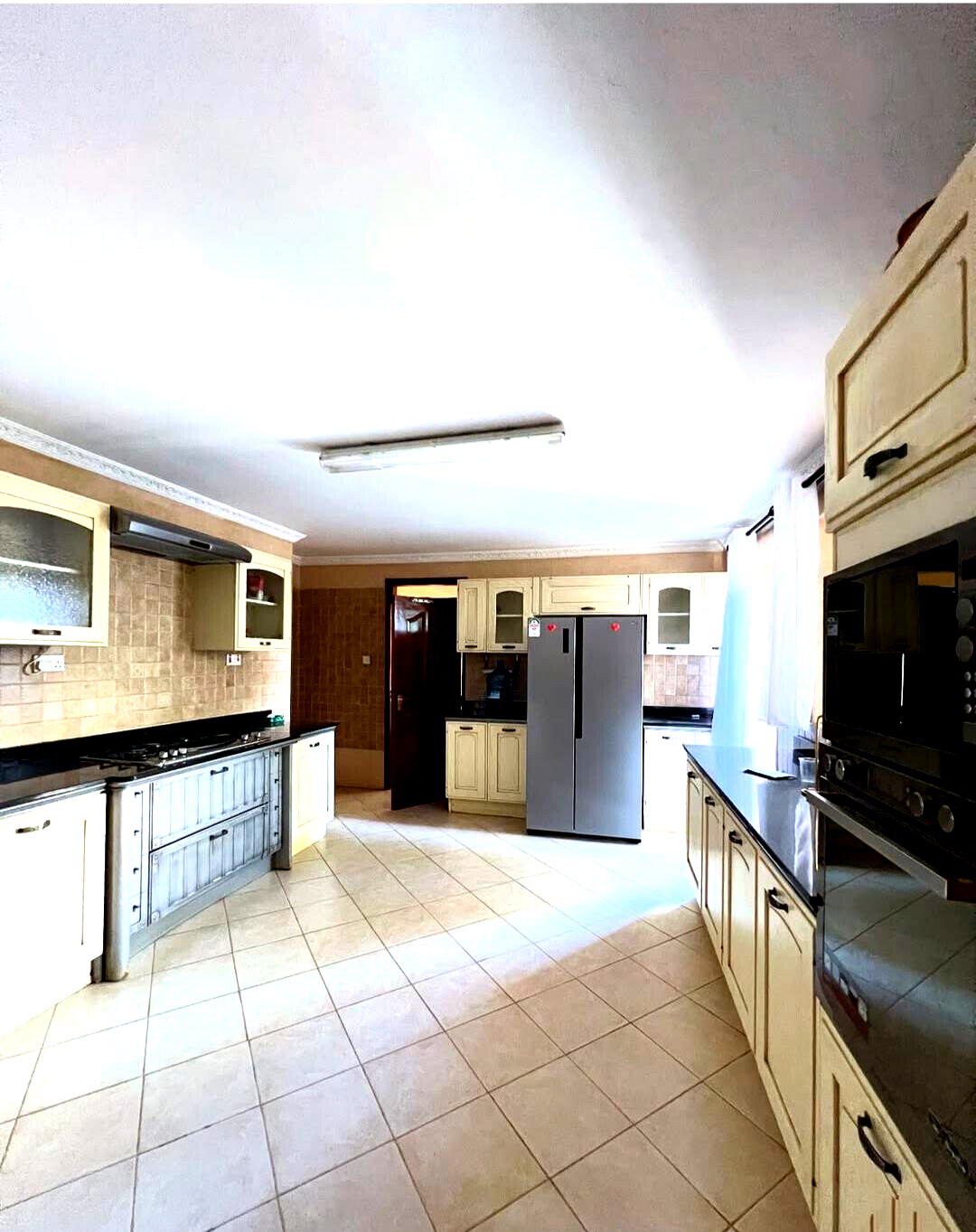 Wooden-Floor 5-Ensuite Townhouse with Fireplace & Garden - Lavington