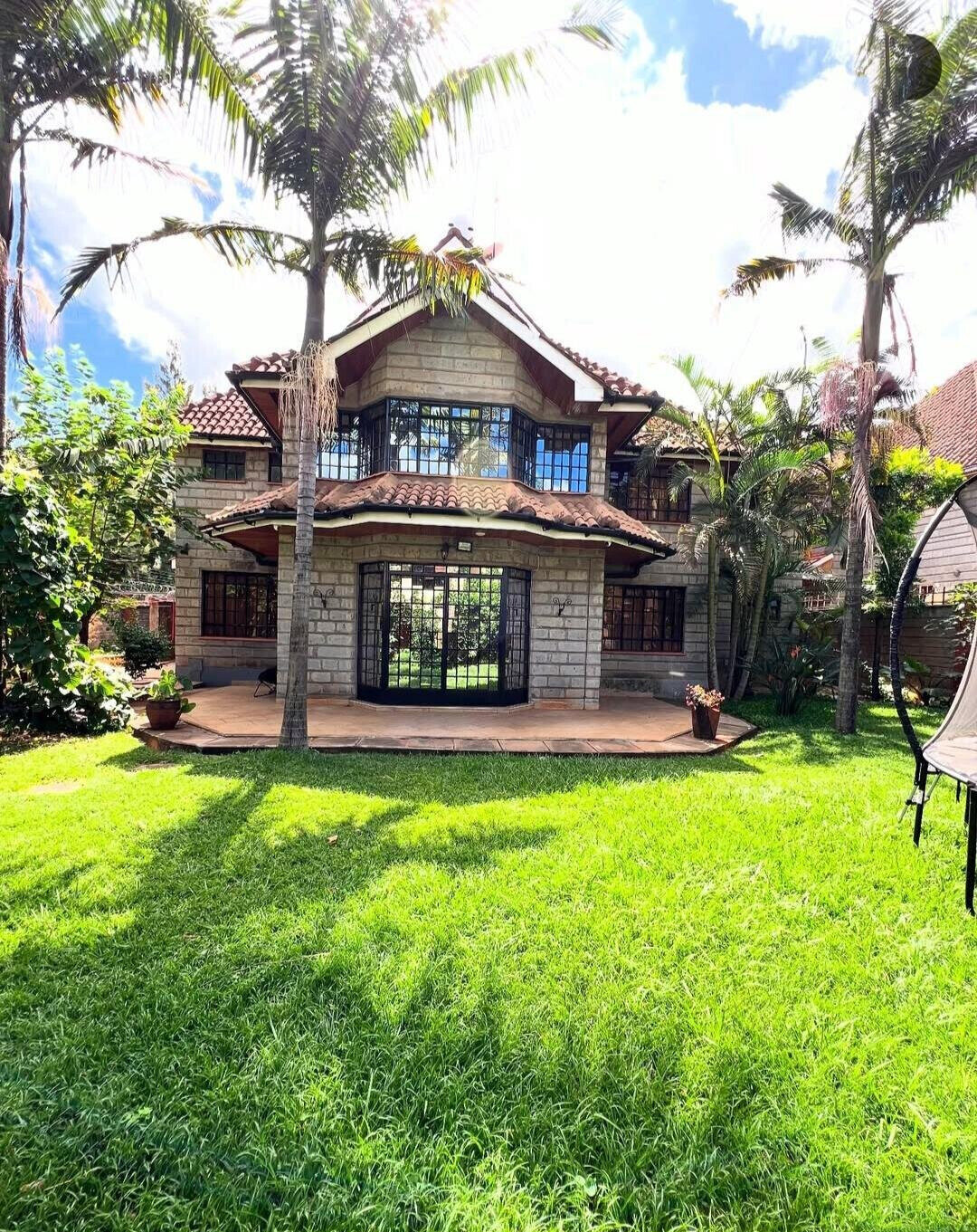 Wooden-Floor 5-Ensuite Townhouse with Fireplace & Garden - Lavington