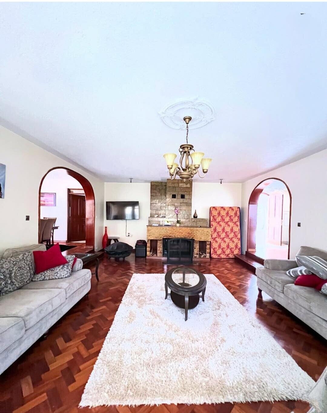 Wooden-Floor 5-Ensuite Townhouse with Fireplace & Garden - Lavington